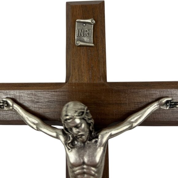 Mcvan Walnut Wood Wall Crucifix Cross 10" Beveled Edges Silvertone Corpus USA - Picture 4 of 7